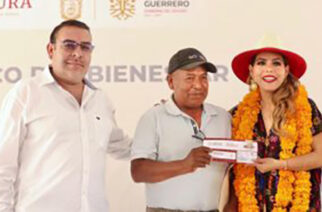 Entrega Evelyn Salgado tarjetas de banco del programa producción para el bienestar 2023 en Chilapa