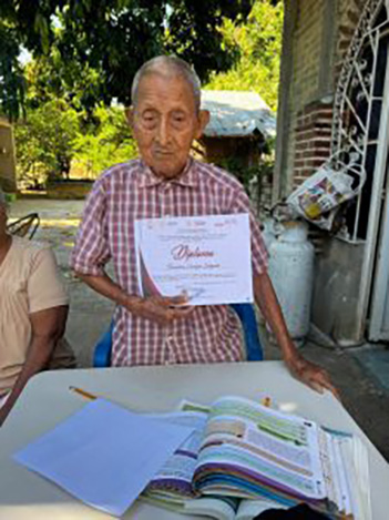 Campesino de Cocula concluye su educación secundaria a los 99 años de edad