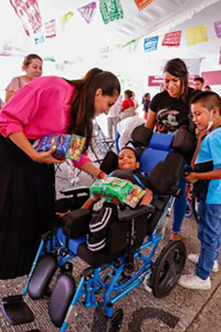 La presidenta del DIF Guerrero, Liz Salgado entregó aparatos funcionales a 17 municipios del estado