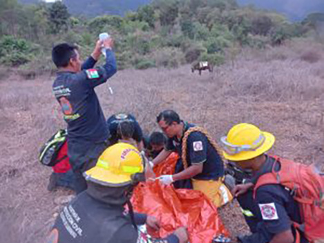 Personal de la SGIRPCGRO rescatan a una persona que cayó a un barranco en Jaleaca de Catalán