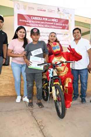 Festeja la SEMUJER a niños de la Montaña con carrera por la niñez