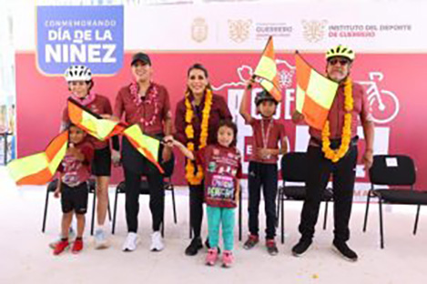 Fomenta Evelyn Salgado cultura del deporte con rodada “Guerrero en bici” para conmemorar el día de la niñez