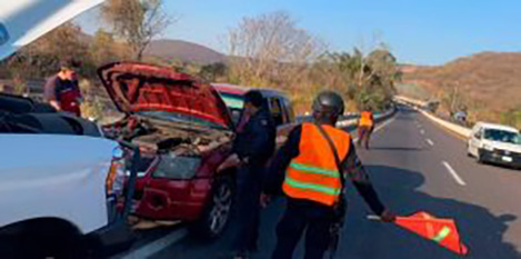 Policía Estatal proporciona auxilio en distintos puntos de la autopista del sol y carretera federal México-Acapulco