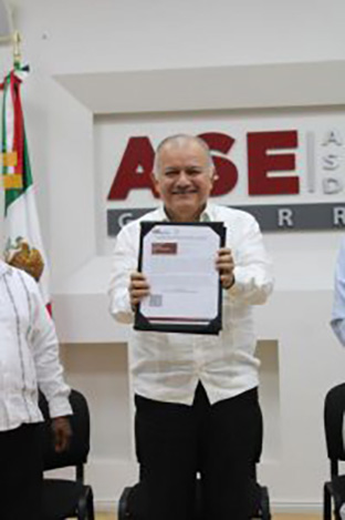 Recibe Titular de SEFINA, Raymundo Segura constancia de la presentación de la cuenta pública 2022