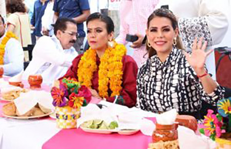 Conmemora Evelyn Salgado el día de la Santa Cruz con vecinos de Chilpancingo