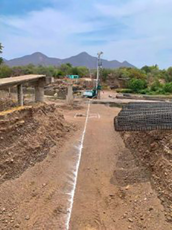 Construye gobierno del estado puente peatonal La Poza en Zirándaro, en la región de Tierra Caliente