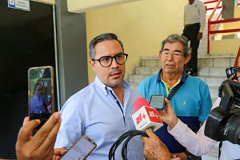 Reconoce René Posselt la importante labor de los periodistas