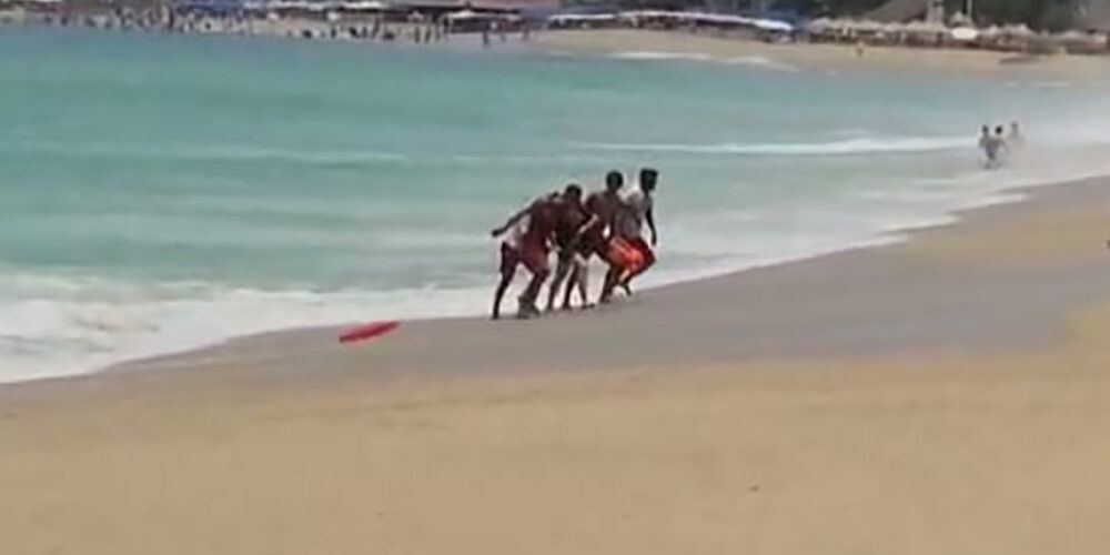 Salvavidas de la Promotora de Playas rescatan a bañista adolescente en playa de Acapulco
