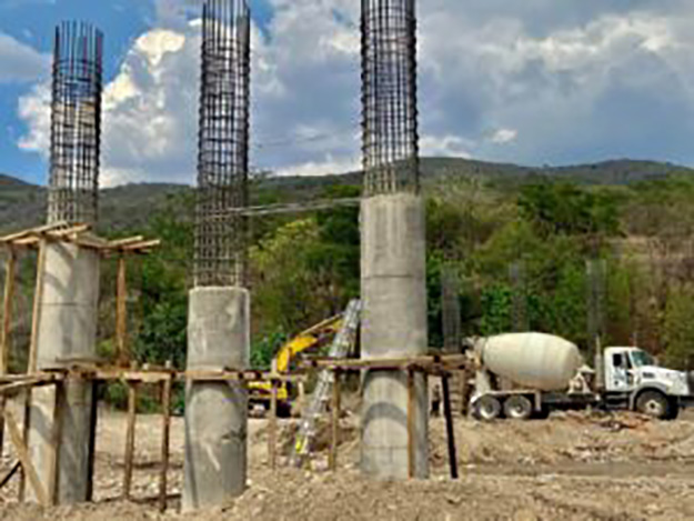 Avanza construcción del puente San Nicolás Zoyatlán en Xalpatláhuac, en la región de la Montaña