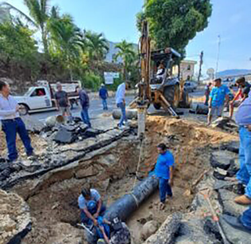 Atiende Gobierno estatal de manera emergente fuga de agua en la Av. Escénica de Acapulco