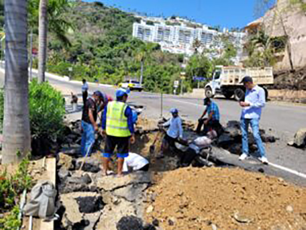 Brinda Cicaeg y Capama atención inmediata a fuga de agua y socavón en la avenida Escénica de Acapulco