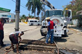 Coadyuva CAPASEG con desazolve de taponamientos pluviales en zona Diamante de Acapulco