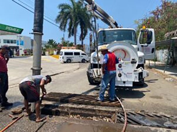 Coadyuva CAPASEG con desazolve de taponamientos pluviales en zona Diamante de Acapulco