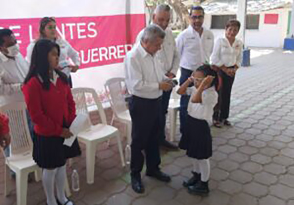 Entregan lentes gratuitos del programa “Ver bien para Aprender Mejor” a estudiantes del municipio de Tixtla