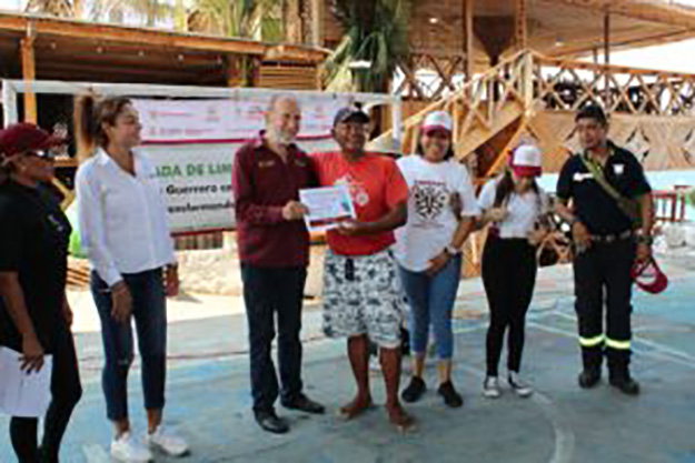 Realiza PROPAEG limpieza en la zona de playa y la Laguna negra de Puerto Marqués