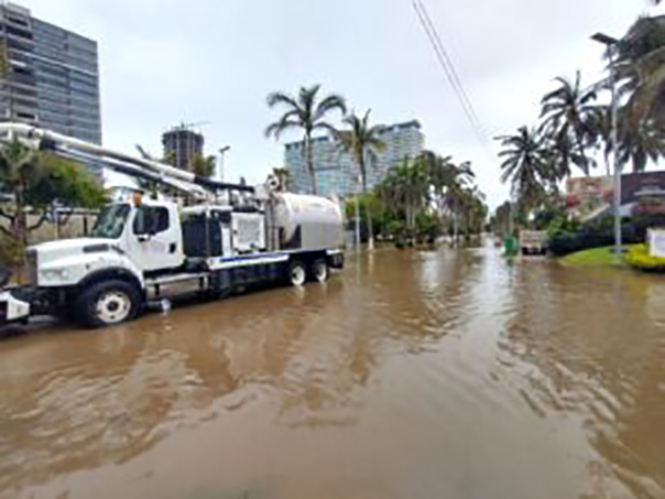 Apoya CAPASEG con acciones urgentes de desazolve y retiro de taponamiento en playa; desfoga inundación en zona Diamante de Acapulco