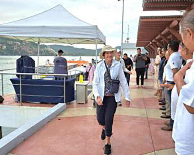 Arriba el Crucero MS Insignia al Puerto de Zihuatanejo de Azueta