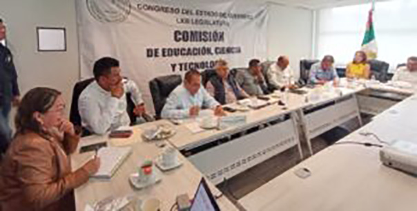 El secretario de Educación Guerrero Marcial Rodríguez Saldaña presentó el proyecto de la nueva Universidad Virtual de Guerrero a diputados integrantes de la Comisión de Educación Ciencia y Tecnología del Congreso del Estado