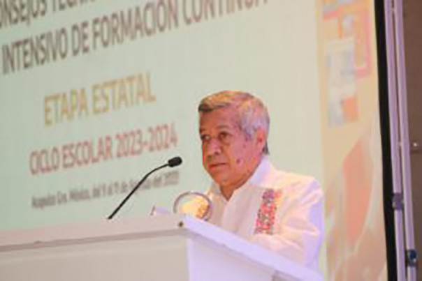 Clausura titular de la SEG, Marcial Rodríguez el taller de análisis sobre los “Nuevos Libros de Texto Gratuitos”