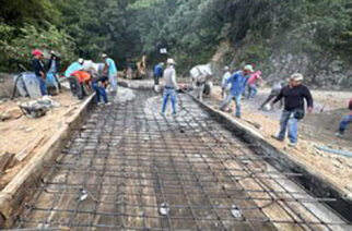 Continúa pavimentación del camino Hueyitlalpan-Almolonga