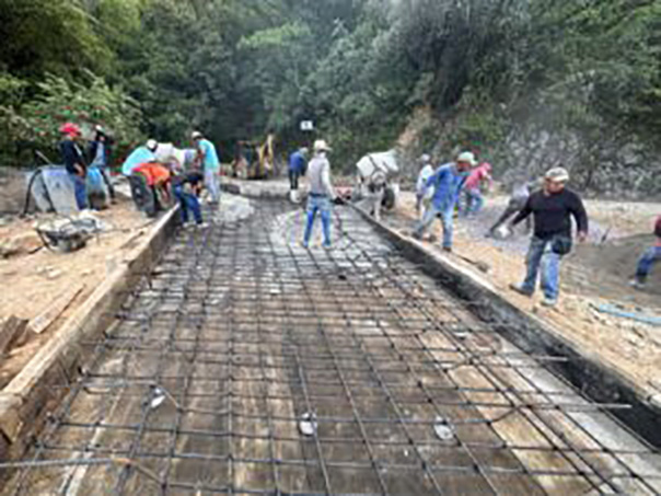 Continúa pavimentación del camino Hueyitlalpan-Almolonga