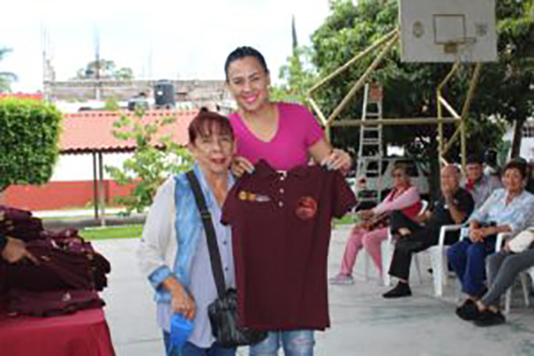 Dota el gobierno de Guerrero de uniformes y equipos de computación a alumnos inscritos al IGATIPAM