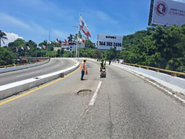 Personal de CICAEG realiza labores de bacheo en la avenida Escénica de Acapulco