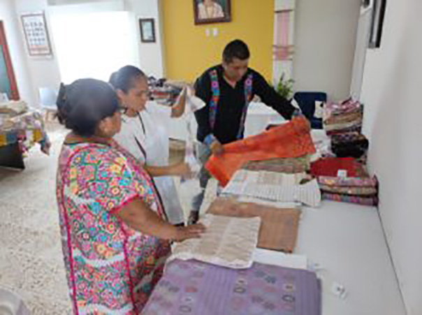Artesanas y artesanos registran sus piezas en el XVI Concurso Regional de Arte Popular, Textiles y Alfarería, de la Costa Chica