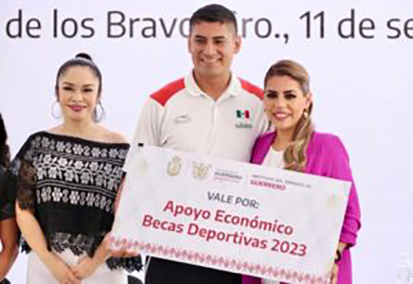 Cumple Evelyn Salgado su palabra y entrega becas a deportistas y entrenadores de Guerrero