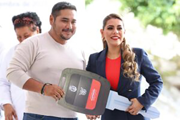 Entrega Evelyn Salgado vehículos al Servicio Médico Forense en Guerrero