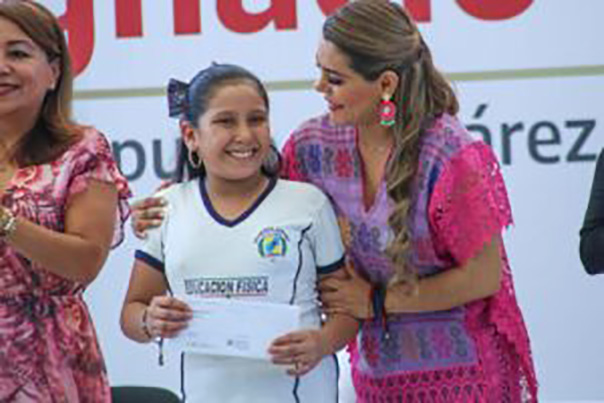 Entrega la gobernadora Evelyn Salgado 345 apoyos del programa Becas Ignacio Manuel Altamirano en Acapulco