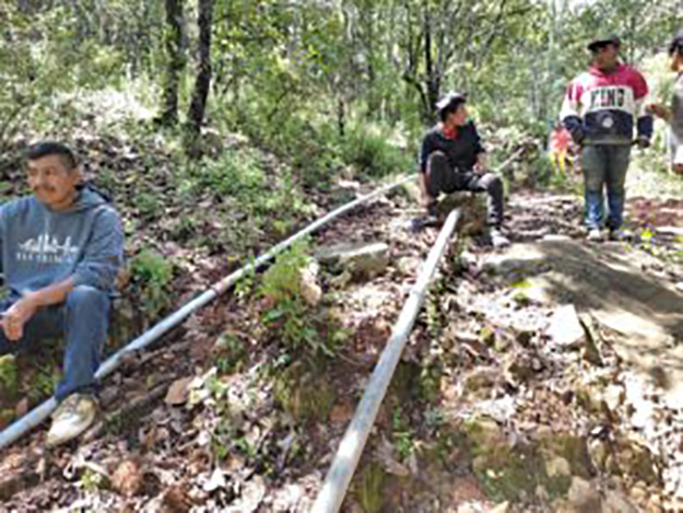Supervisan construcción del sistema de agua en Nuevo Paraíso, municipio de Cualác