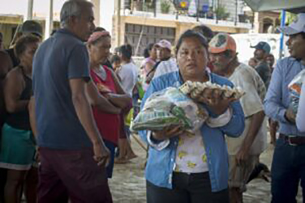 Personal del #ICATEGRO entregan apoyos alimentarios y víveres a familias damnificadas por Otis