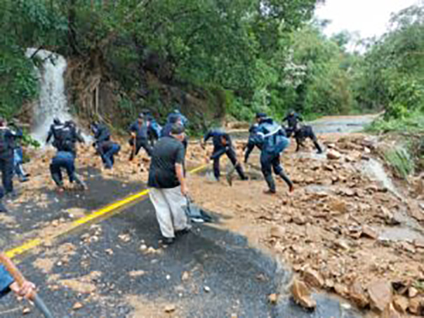 Personal de la Policía Estatal brinda apoyo en las labores de restauración de vías terrestres sobre el tramo carretero tierra Colorada – Acapulco