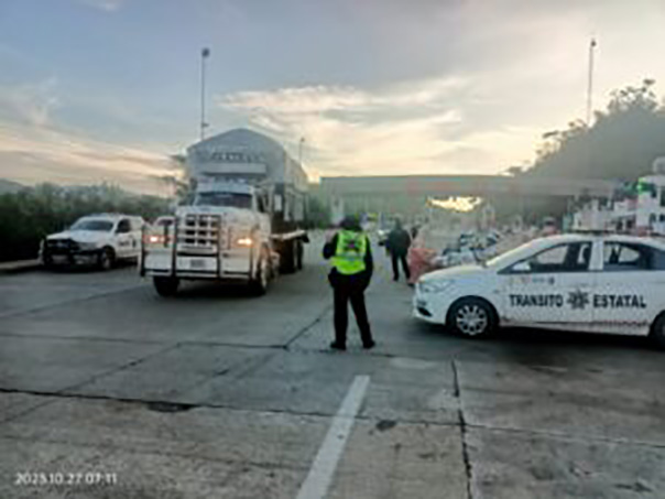 Personal de Tránsito Estatal brinda orientación y apoyo vial en la caseta de la venta