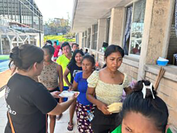 Cocina comunitaria instalada en la Escuela Técnica 152 en el Cayaco de Acapulco, continúa brindando servicios de alimentación y agua a las personas que habitan la zona