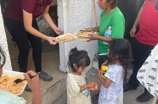 personal de SEFINA #Guerrero continúa apoyando en la preparación y distribución de alimentos a las y los ciudadanos refugiados en la parroquia del Sagrado Corazón de Jesús en Costa Azul