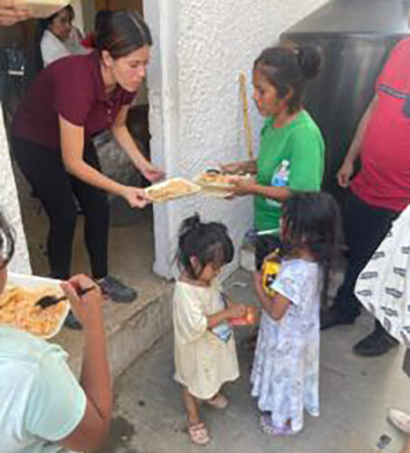 personal de SEFINA #Guerrero continúa apoyando en la preparación y distribución de alimentos a las y los ciudadanos refugiados en la parroquia del Sagrado Corazón de Jesús en Costa Azul