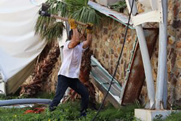 El gobierno del estado con el apoyo de trabajadores de las dependencias realizaron trabajos de limpieza en la Plaza Quebec