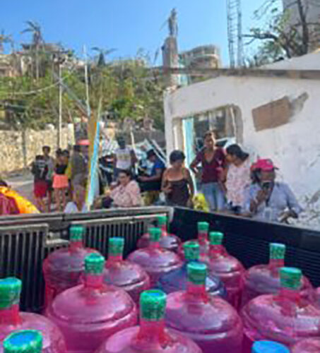 Sigue la distribución de agua purificada a familias damnificadas