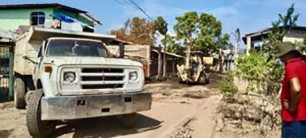 Siguiendo las instrucciones de la Gobernadora Evelyn Salgado Pineda personal del IGIFE continúan con limpieza y retiro escombros en calles de Coyuca de Benítez
