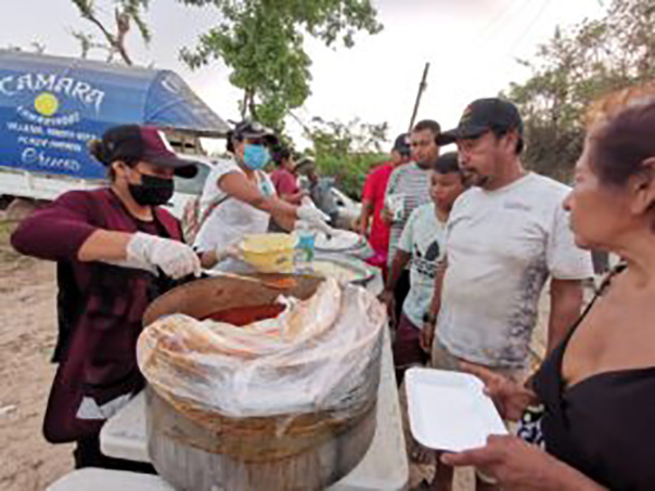 Personal del gobierno estatal continúa con la entrega de alimentos y agua de garrafón en el Hospital Donato G. Alarcón