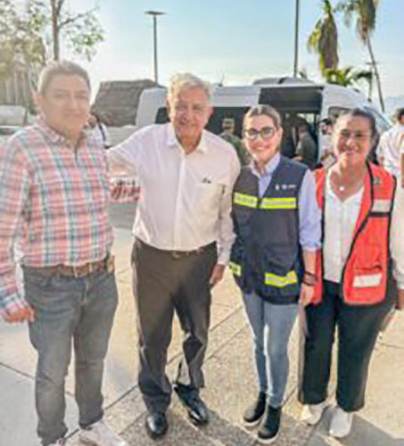 Se reúnen Evelyn Salgado y Andrés Manuel López Obrador en el Centro de Mando para la Atención de Efectos del Huracán “Otis”