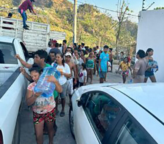 Se entregan garrafones de agua purificadas a familias afectadas por el Huracán “Otis”