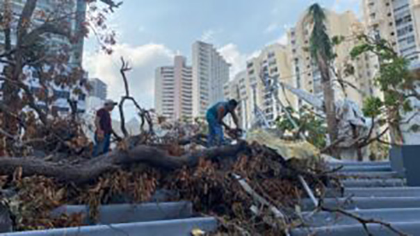 Personal de la Secretaría de Cultura y del Centro Cultural Acapulco continúan con labores de limpieza en el Auditorio al aire libre “Eloína López Cano”