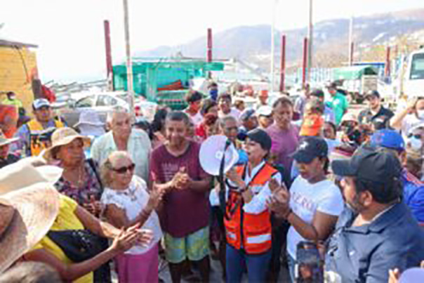 Continúa Evelyn Salgado apoyando a familias damnificadas por “Otis” de Puerto Marqués