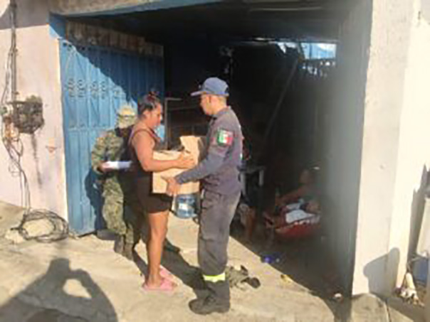 Personal de Protección Civil  Guerrero y SEDENA continúan entregando canastas básicas alimentarias en Acapulco
