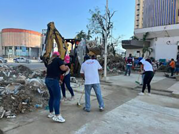 Secretaría de Turismo Guerrero realizan labores de limpieza con maquinaria en la zona dorada de Acapulco