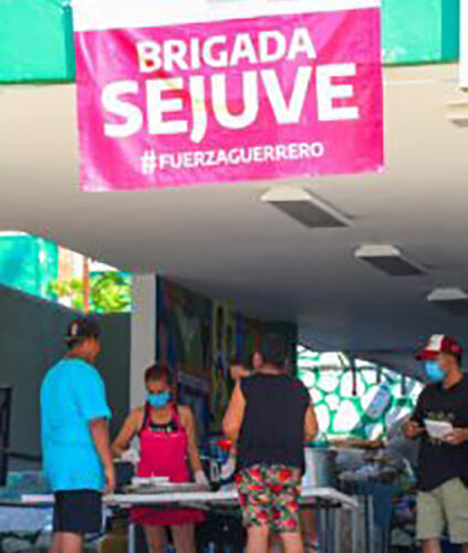 SEJUVE continúa brindando sus servicios a las y los guerrerenses afectados por el paso del huracán “Otis”, ofreciendo almuerzo y comida