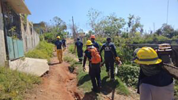 Continúan las labores de limpieza y retiro de árboles caídos para liberar el acceso y entregar apoyos